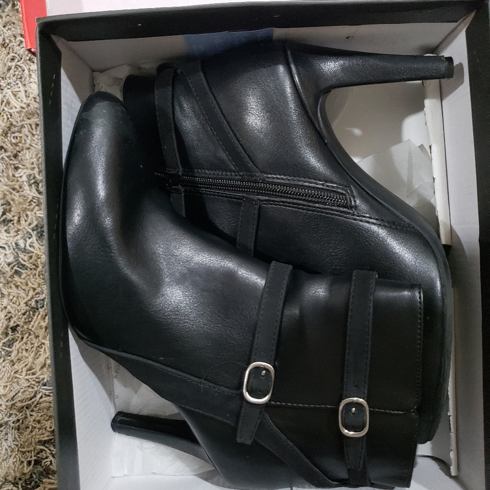 Black with suede buckle booties 9m